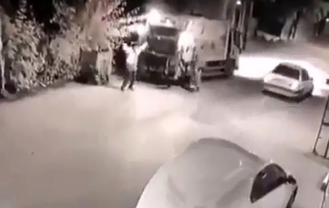 Müziği duyan temizlik işçileri ritme kendilerini kaptırdı