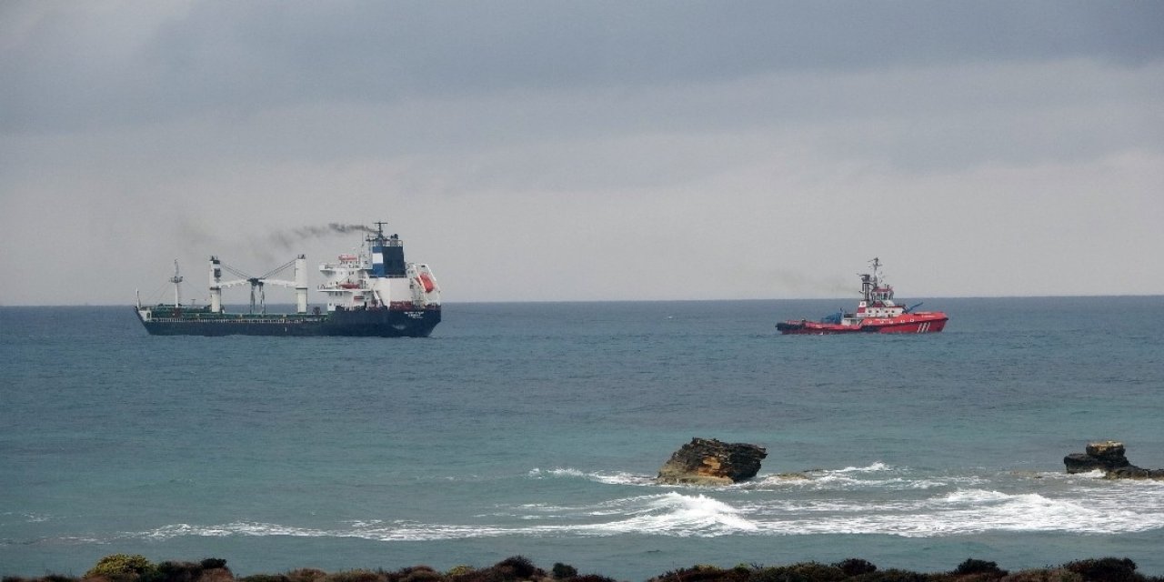 Bozcaada Açıklarında Karaya Oturan Gemi Kurtarıldı