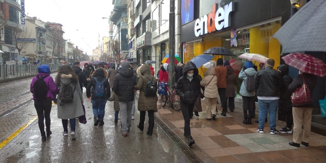 Yağan Yağmur Ve Bulaş Riski Bile Eskişehirlileri Alışverişten Alıkoyamadı
