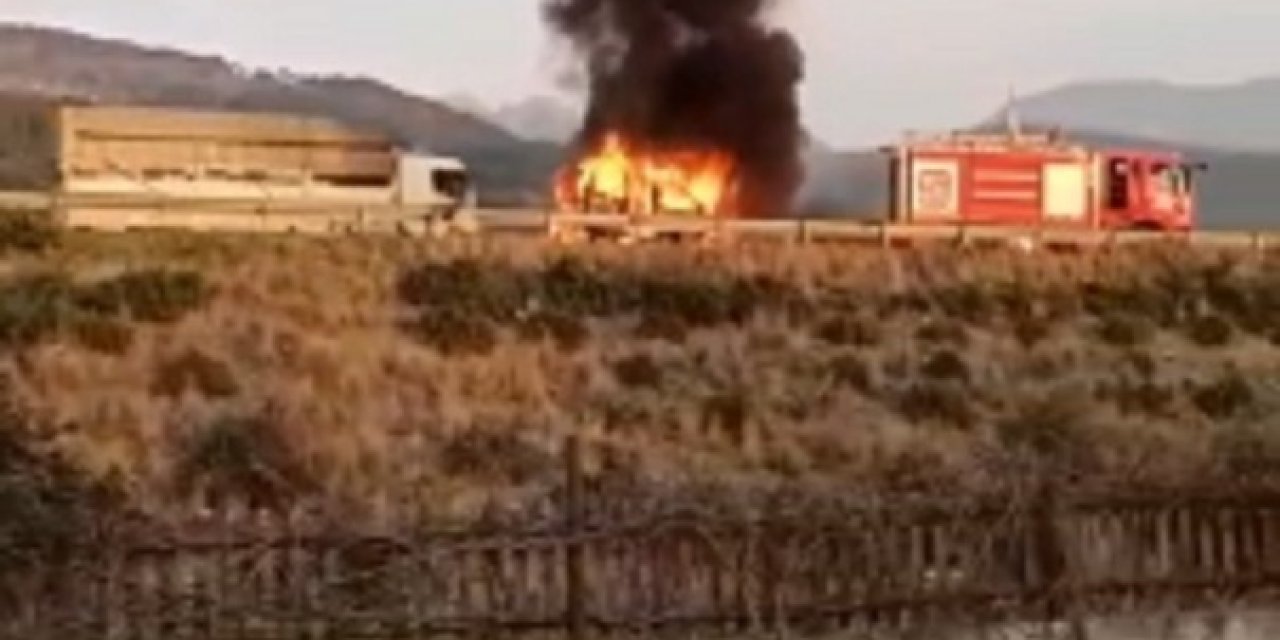 Otoyolda Hafif Ticari Araç Alev Alev Yandı
