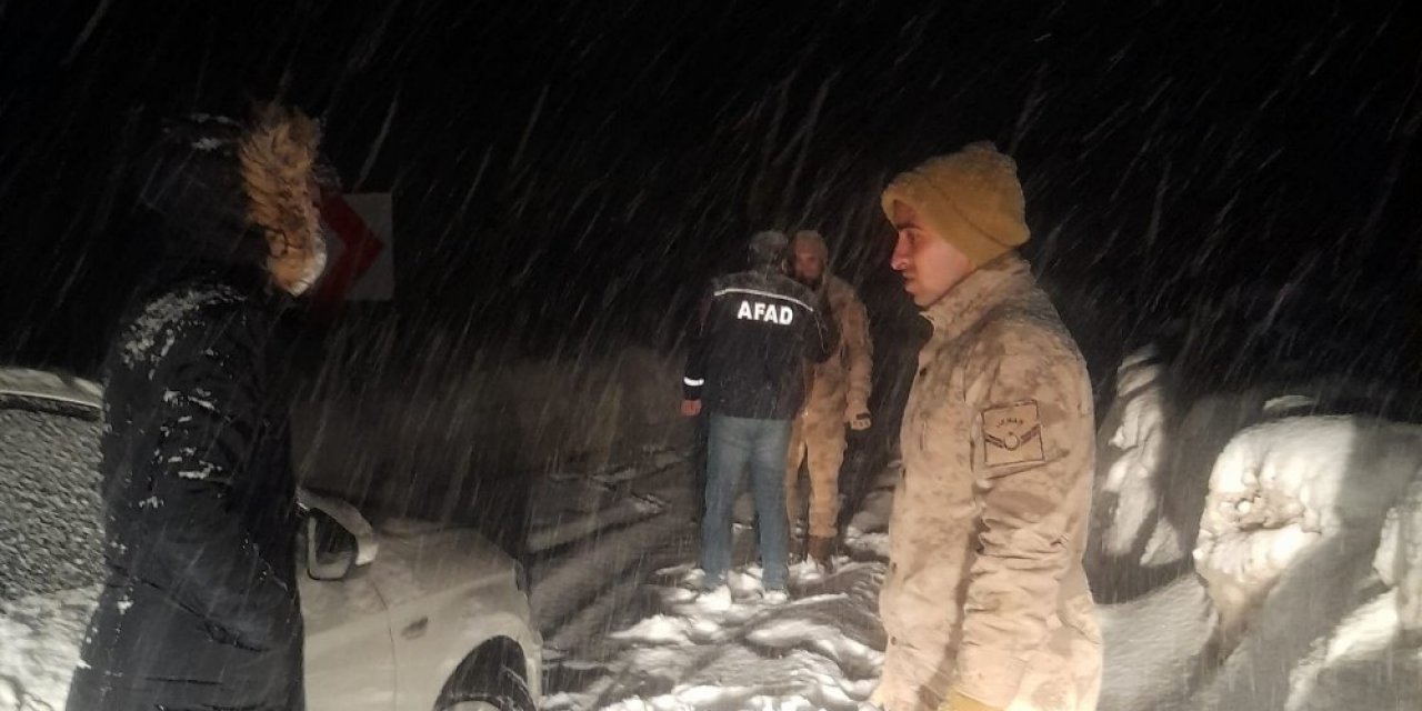 Bayburt’ta Karda Mahsur Kalan 3 Kişi Afad Ve Jandarma Ekiplerince Kurtarıldı