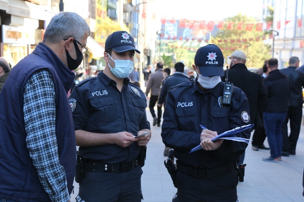 Polisler caddede sigara avında