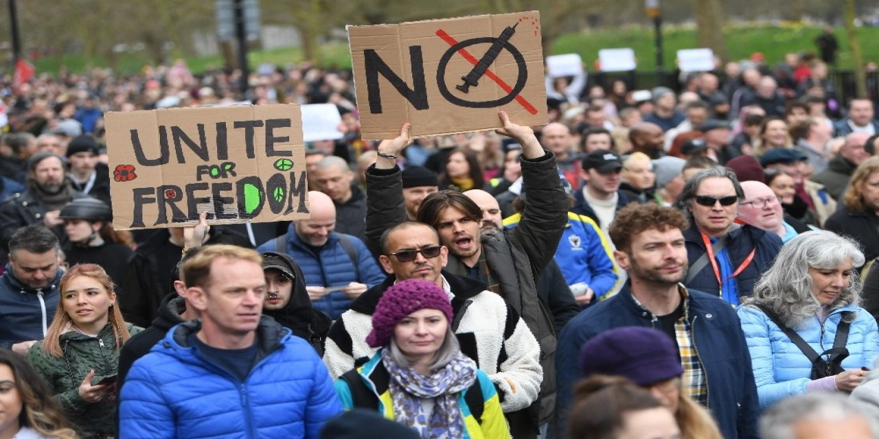 İ̇ngiltere’de Covid-19 Kısıtlamaları Protesto Edildi: 13 Tutuklama
