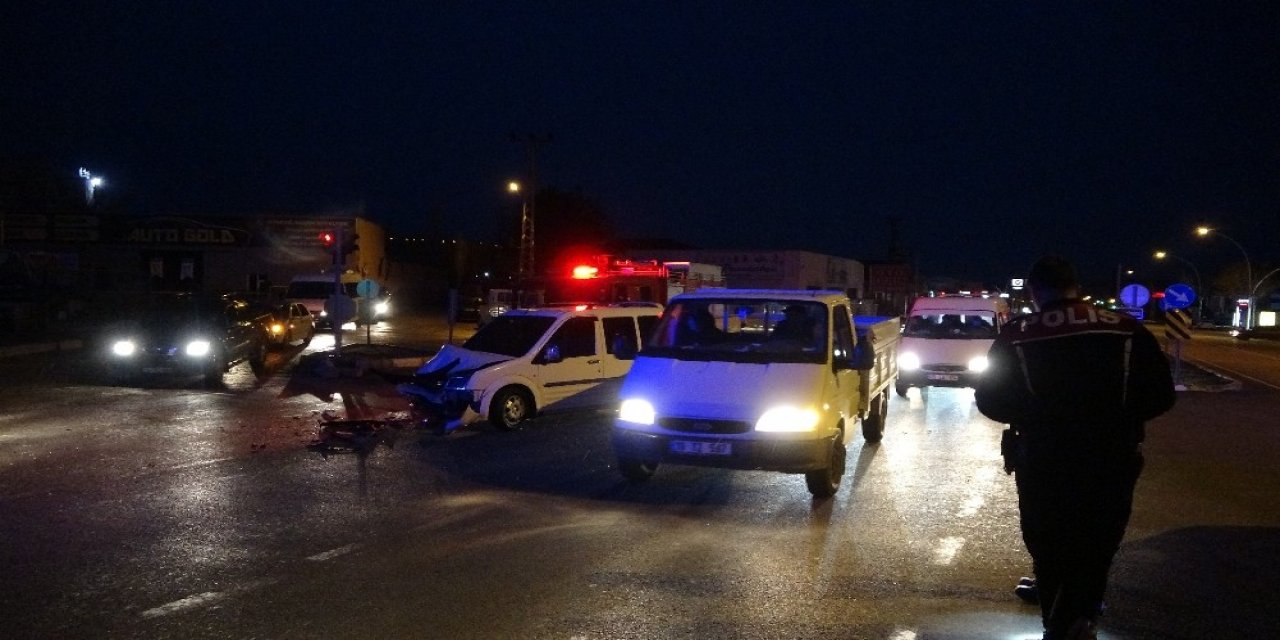 Otomobil Ve Ticari Araç Çarpıştı: 2 Yaralı