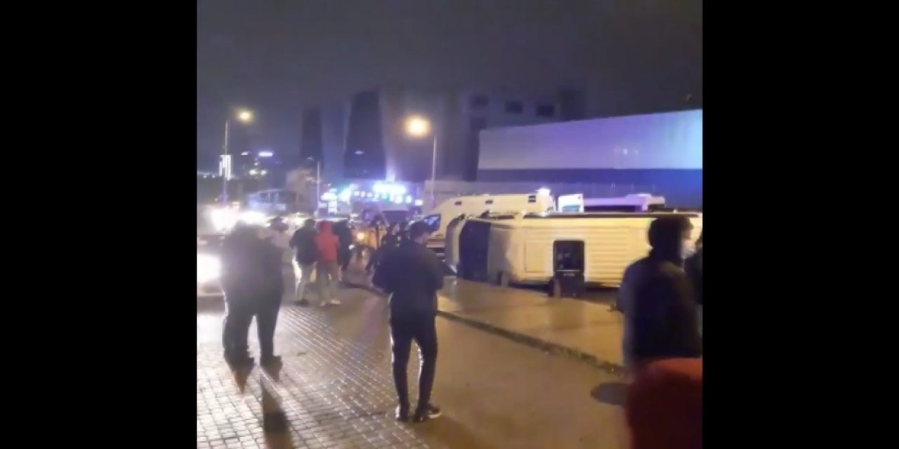 Küçükçekmece’de Kaza Yapan Polis Minibüsü Yan Yattı: 2 Yaralı
