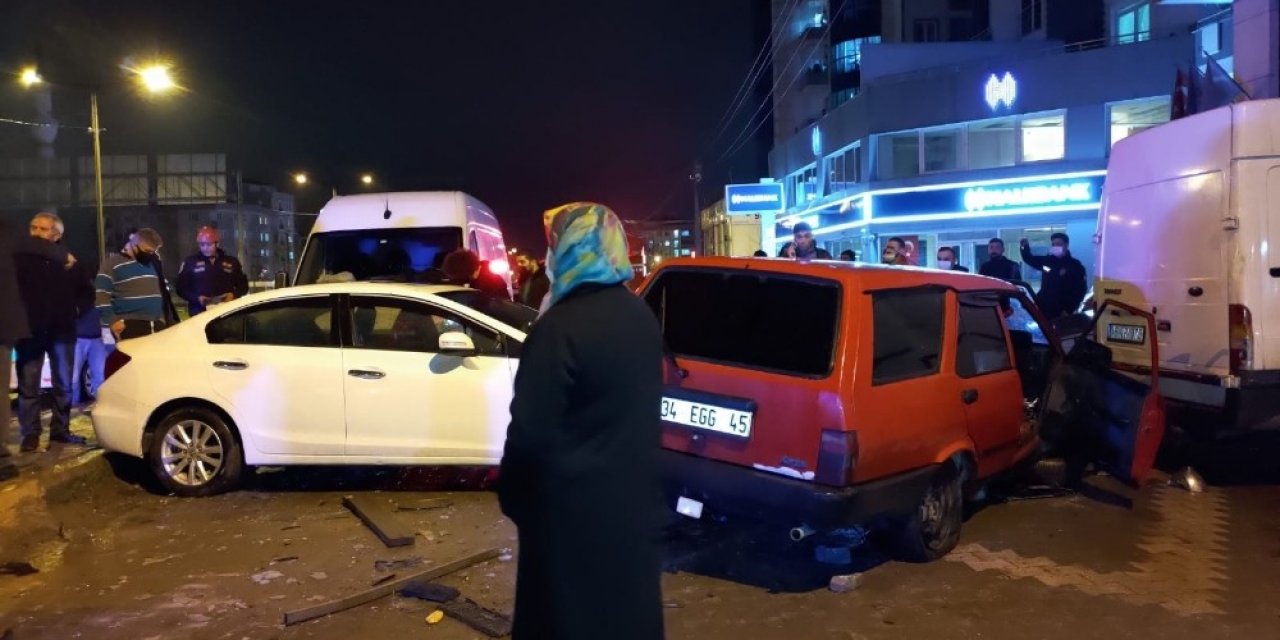 Kontrolden Çıkan Otomobil Park Halindeki Araçlara Çarptı