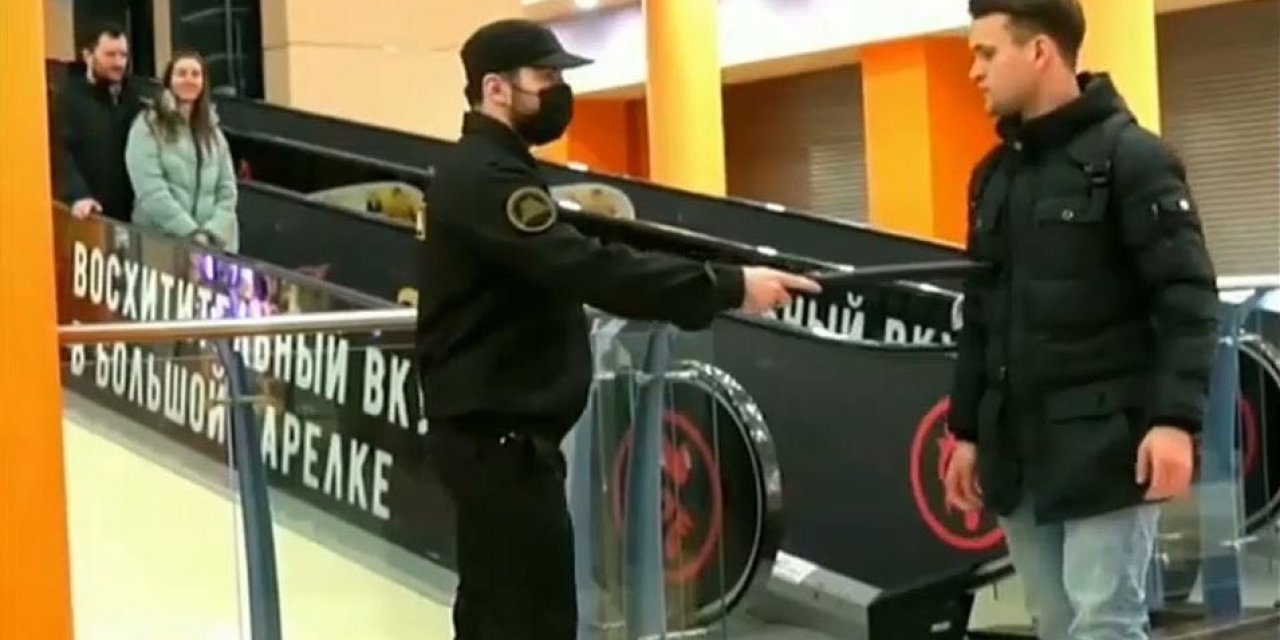 Rusya’da Maske Takmayanlara “dayak” Şakası