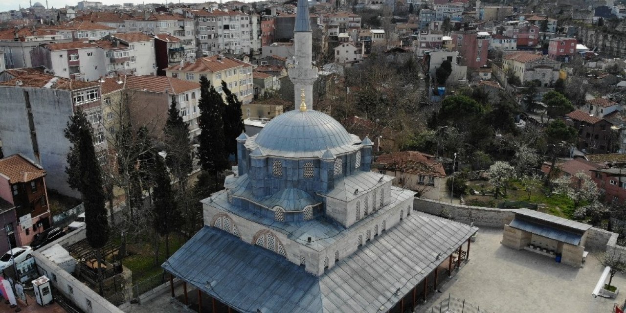 Kazasker İ̇vaz Efendi Camii Farklılıklarıyla Dikkat Çekiyor