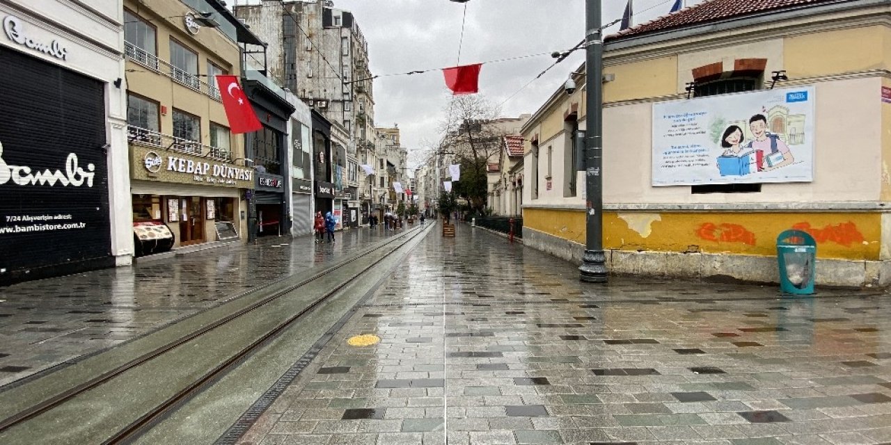Sokağa Çıkma Kısıtlamasında Yollar Ve Meydanlar Boş Kaldı