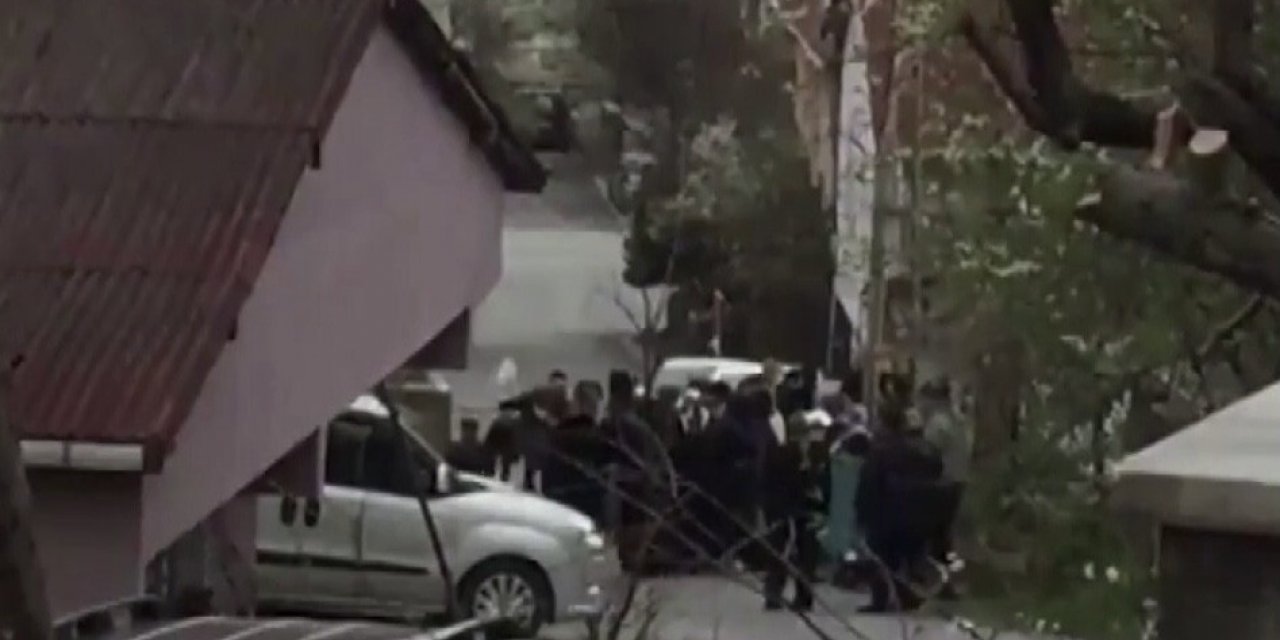 İ̇stanbul’da Pes Dedirten Görüntü: Korona Tedbirlerini Hiçe Sayıp Yol Ortasında Halay Çektiler