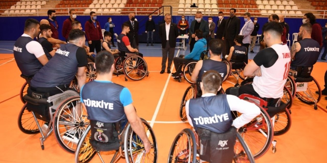Vali Yazıcı Milli Sporcuları Yalnız Bırakmadı