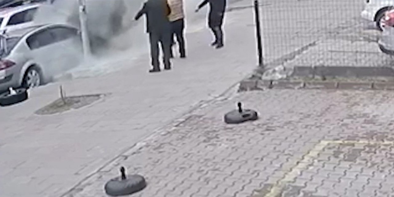 Otomobil Bir Anda Alev Aldı, O Anlar Güvenlik Kamerasına Yansıdı