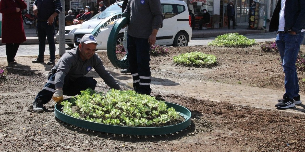 Korkuteli’ İlçesinde 11 Bin Çiçek Toprakla Buluştu
