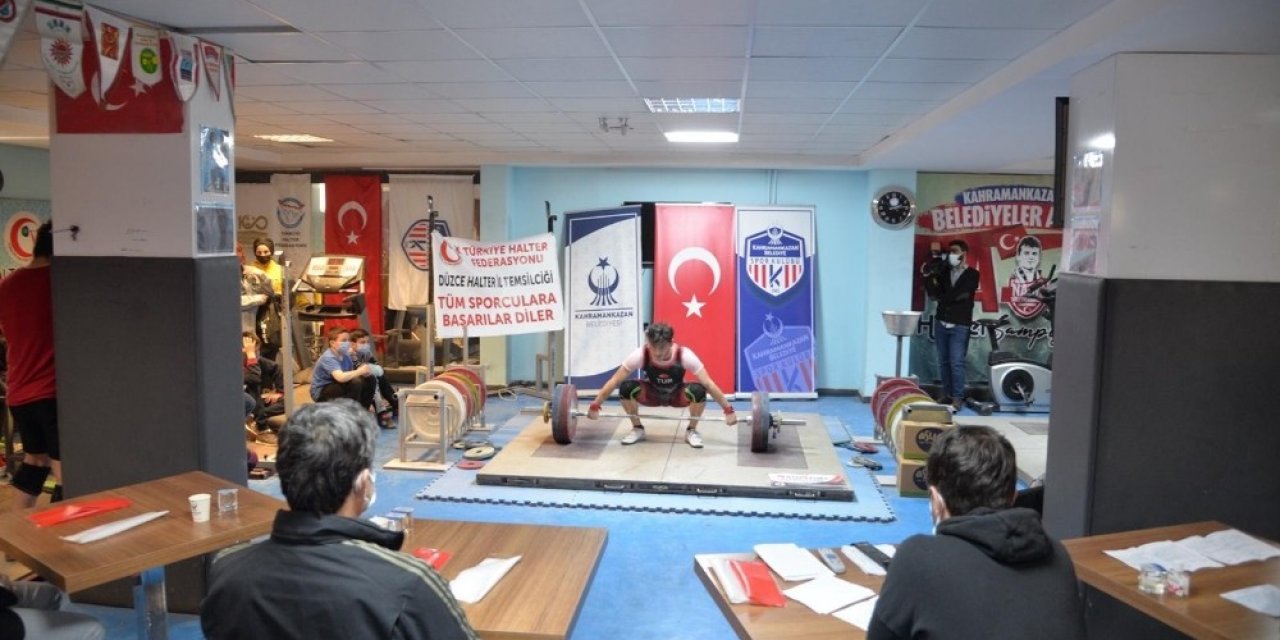 Genç Halterciler Şehitler İçin Podyuma Çıktı