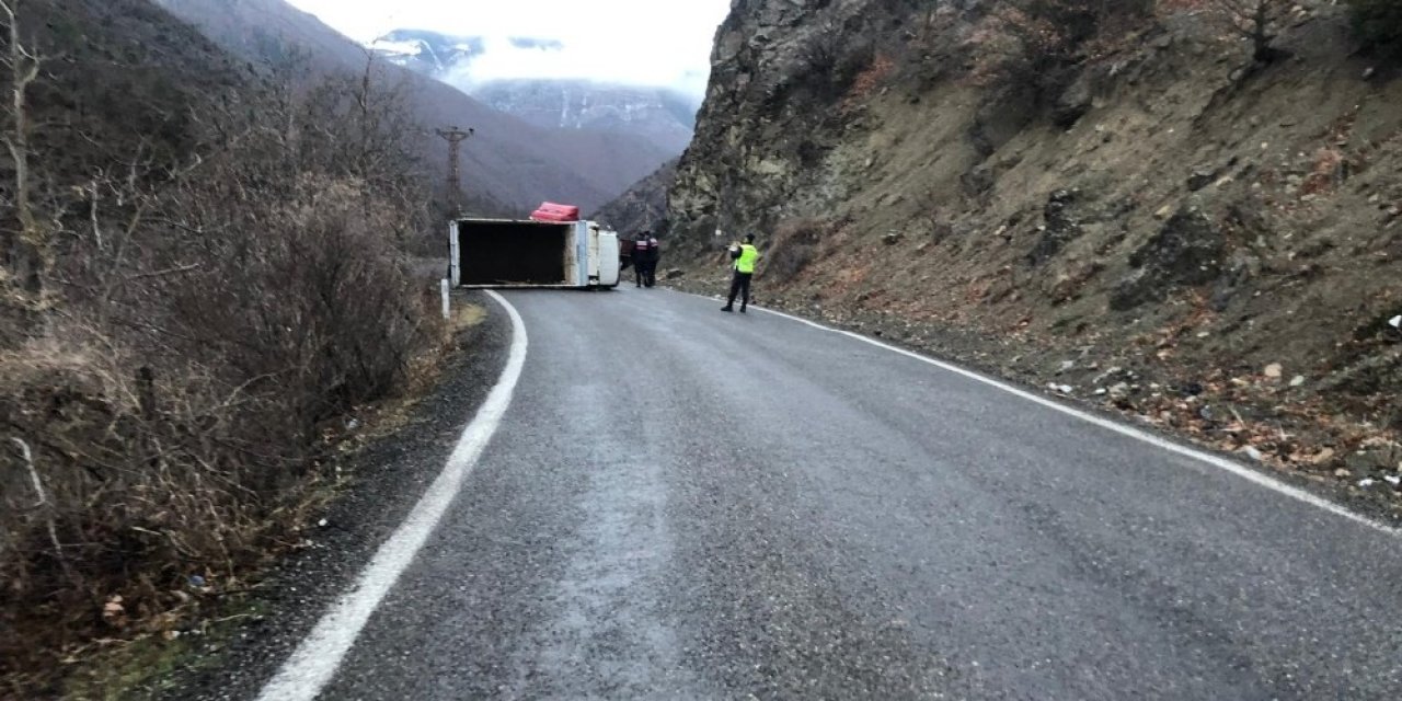 Artvin’de Kamyonet Devrildi: 2 Yaralı