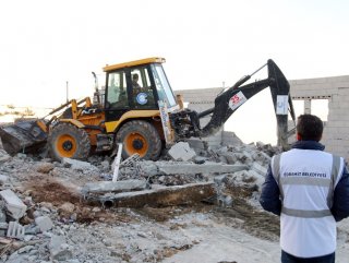 Van Gölü sahilinde kaçak yapılar yıkılıyor