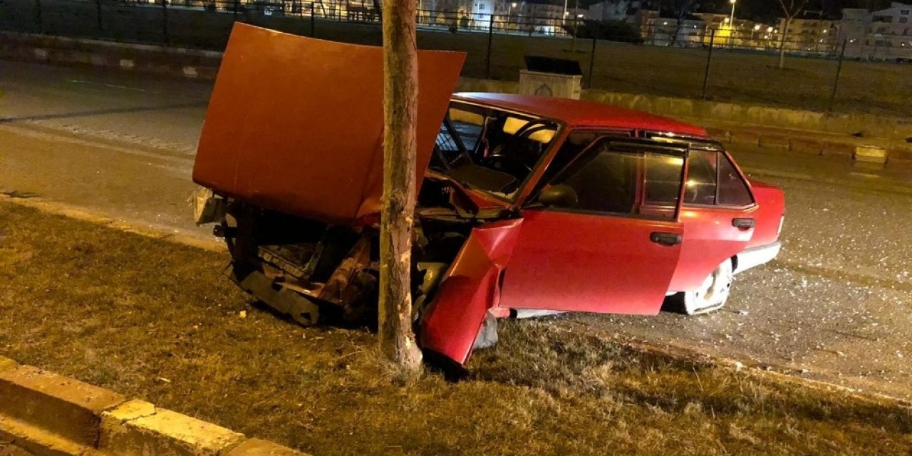 Kazada Parçalanan Otomobilini Olay Yerinde Bırakıp Kaçtı