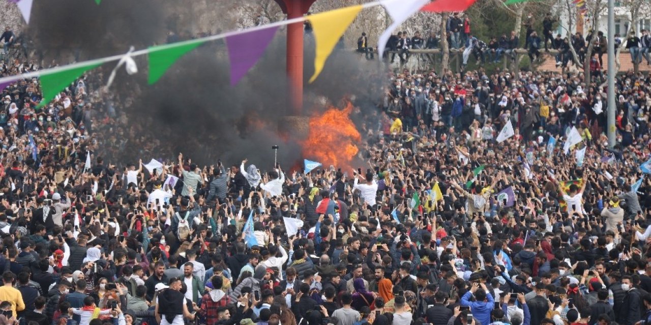 Diyarbakır’daki Nevruz Kutlamasına Vatandaşlar Alana Hes Kodu İle Girdi