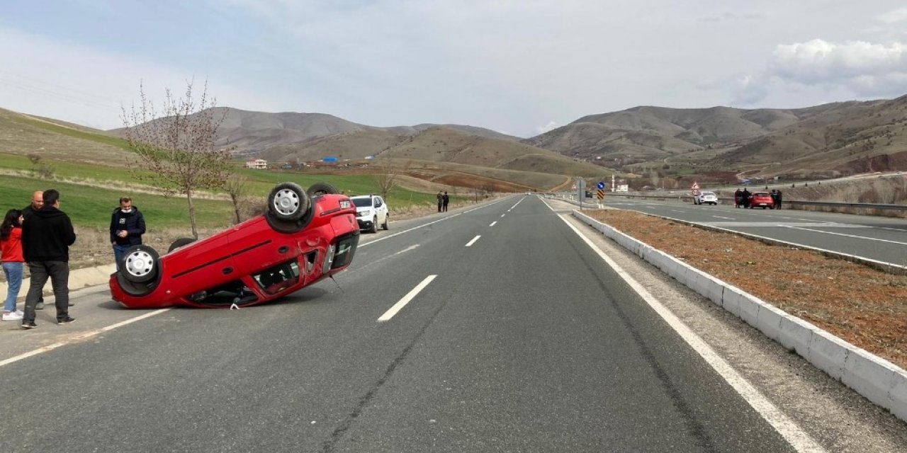 Otomobil Ters Döndü, Sürücü Yara Almadan Kurtuldu