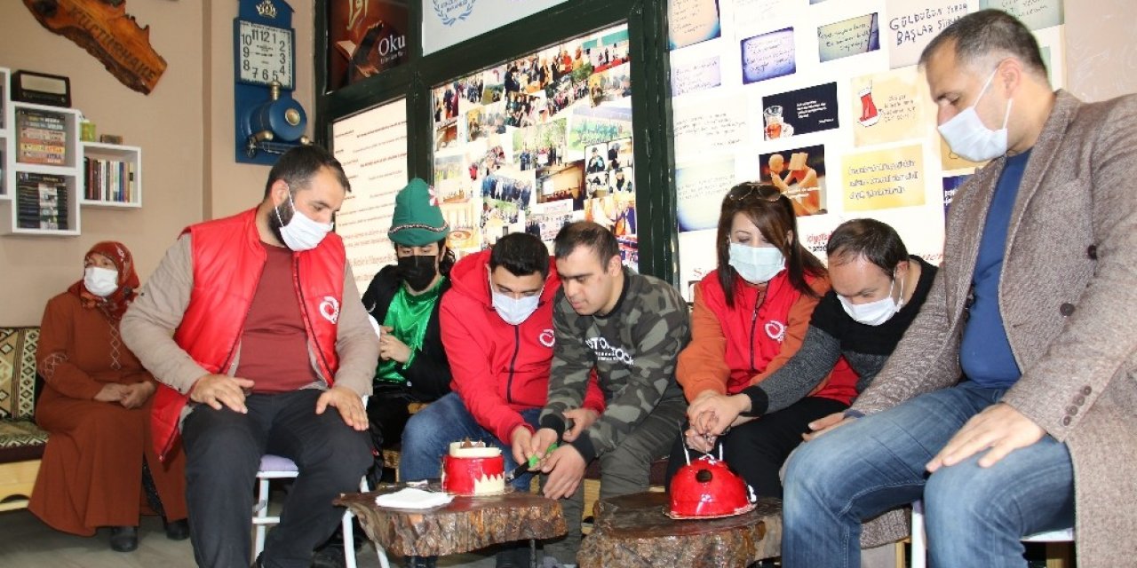 Down Sendromlu İki Arkadaşa Doğum Günü Sürprizi