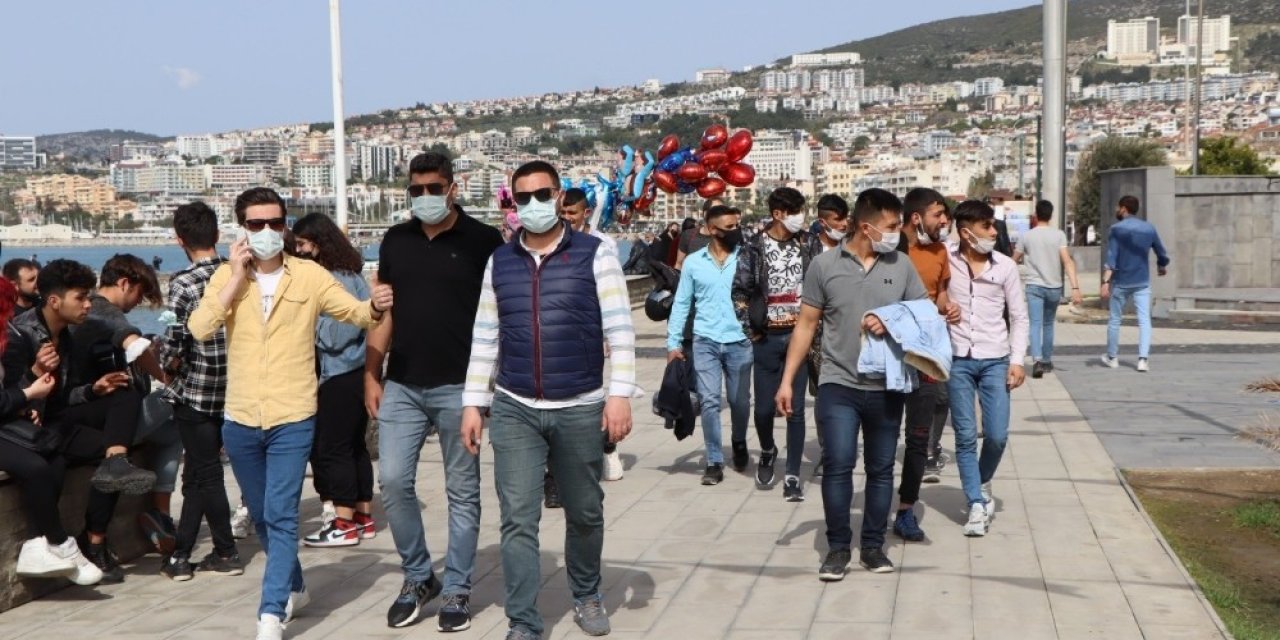 Kuşadası’nda Vatandaşlar Sahile Akın Etti