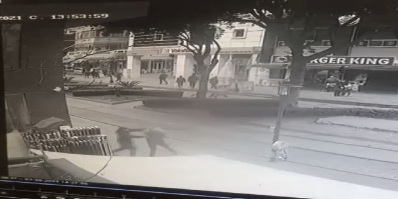 Yerden Aldığı Şişeyle Yanında Yürüyen Kişiyi Darp Eden Saldırgan, Kadının Araya Girmesiyle Kaçtı