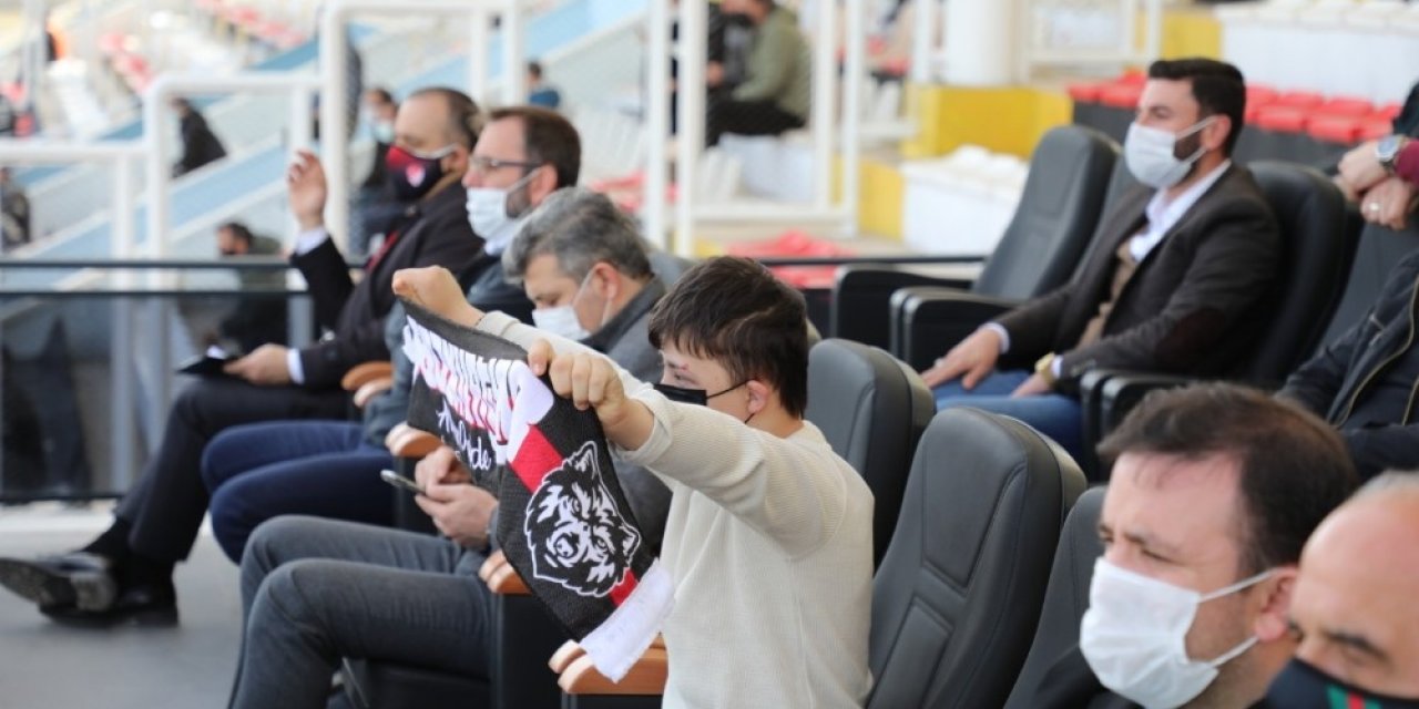 Down Sendromlu Genç, Maçı Özel İzinle Vali Koltuğunda İzledi