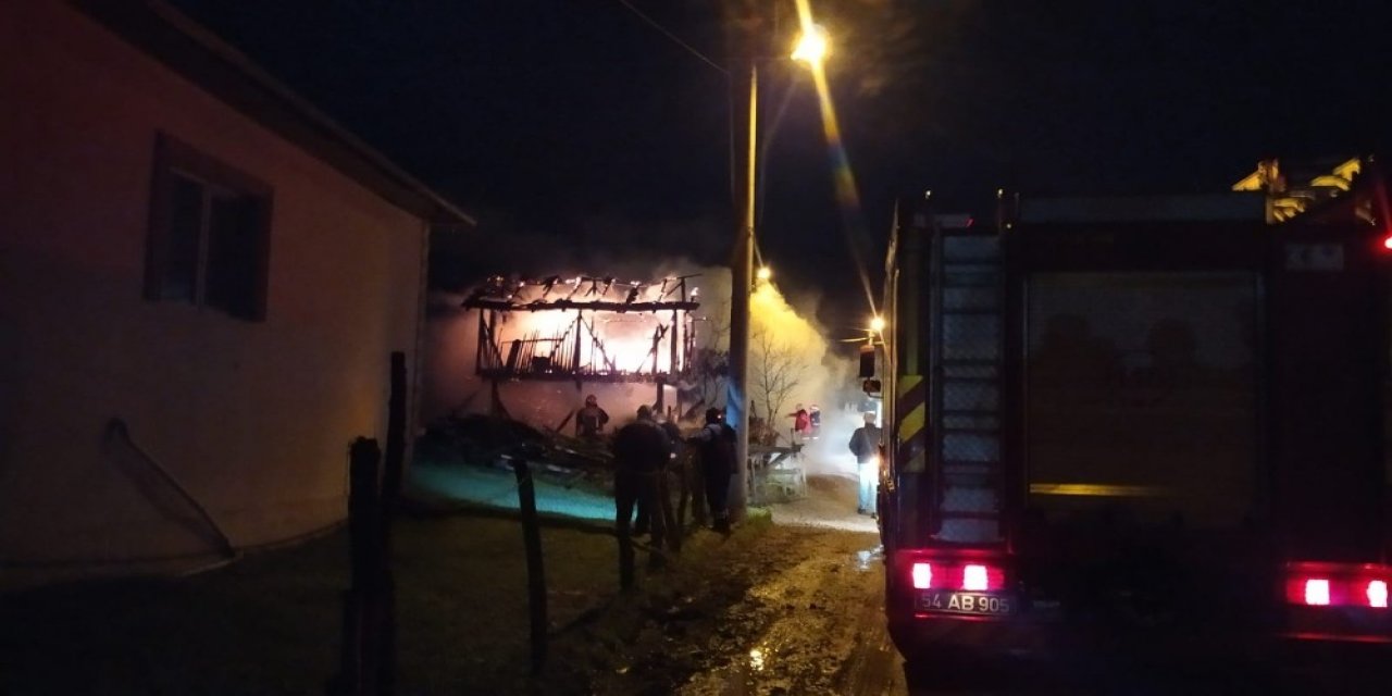İ̇ki Katlı Ahır Ve Samanlık Alev Alev Yandı