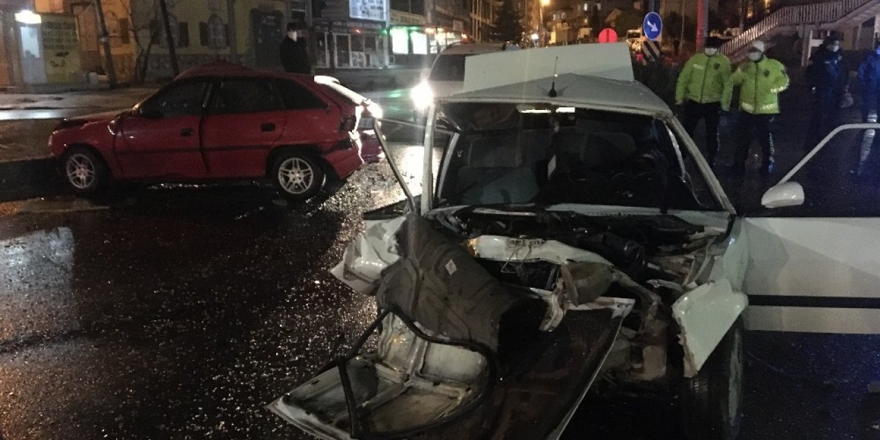 3 Aracın Karıştığı Kazada 1 Kişi Yaralandı