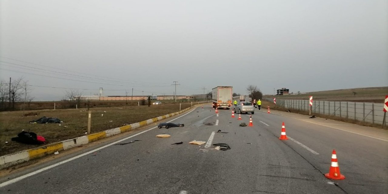 Aşırı Hız Sonucu Feci Kaza: 2 Ölü, 1 Yaralı