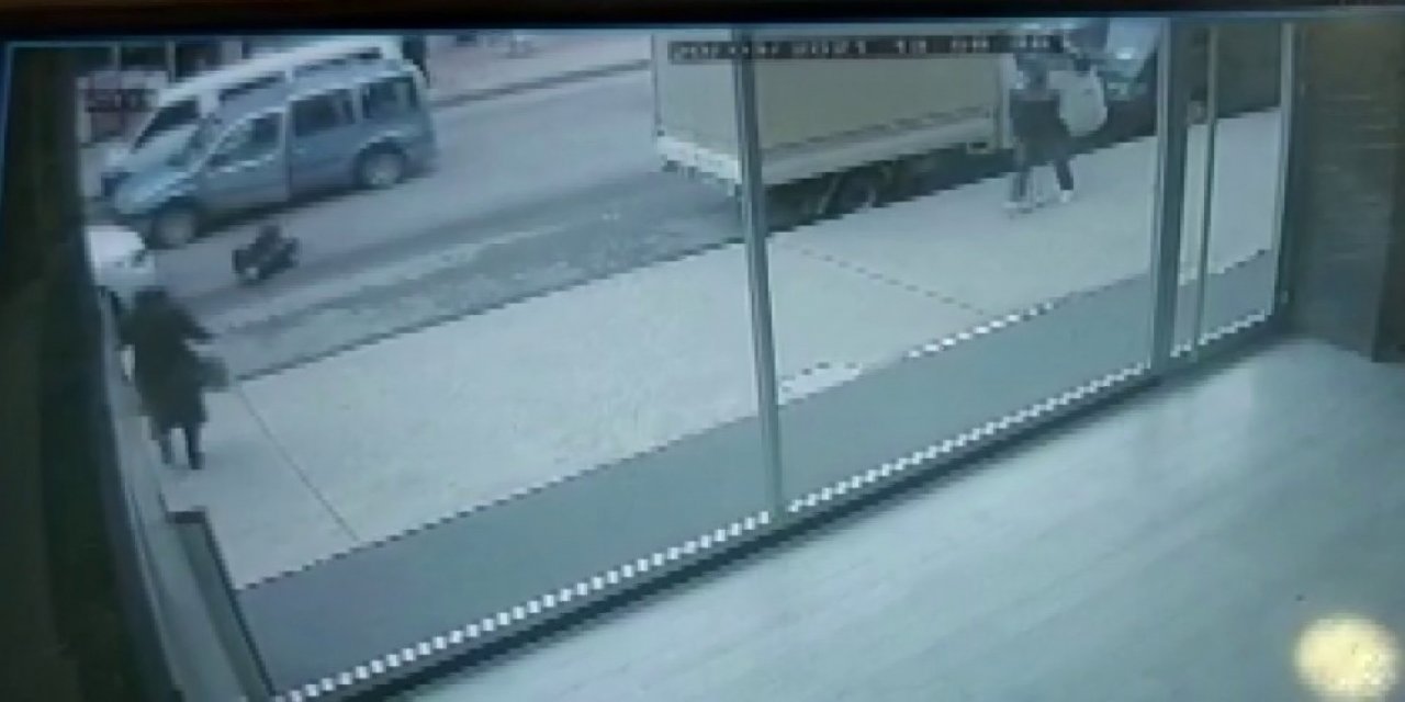 Ümraniye’de Yolun Karşısına Geçmeye Çalışan Kadına Otomobilin Çarpma Anı Kamerada