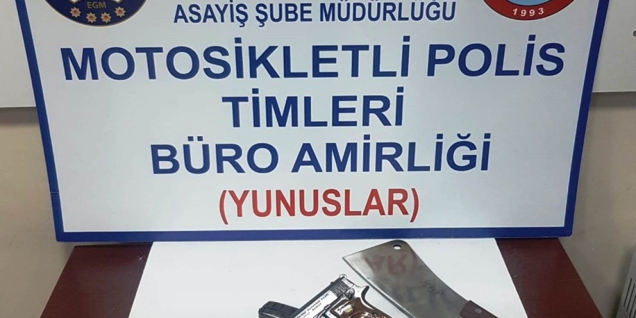 Kütahya’da Bir Araçta Ruhsatsız Tabanca Ve Uyuşturucu Ele Geçirildi