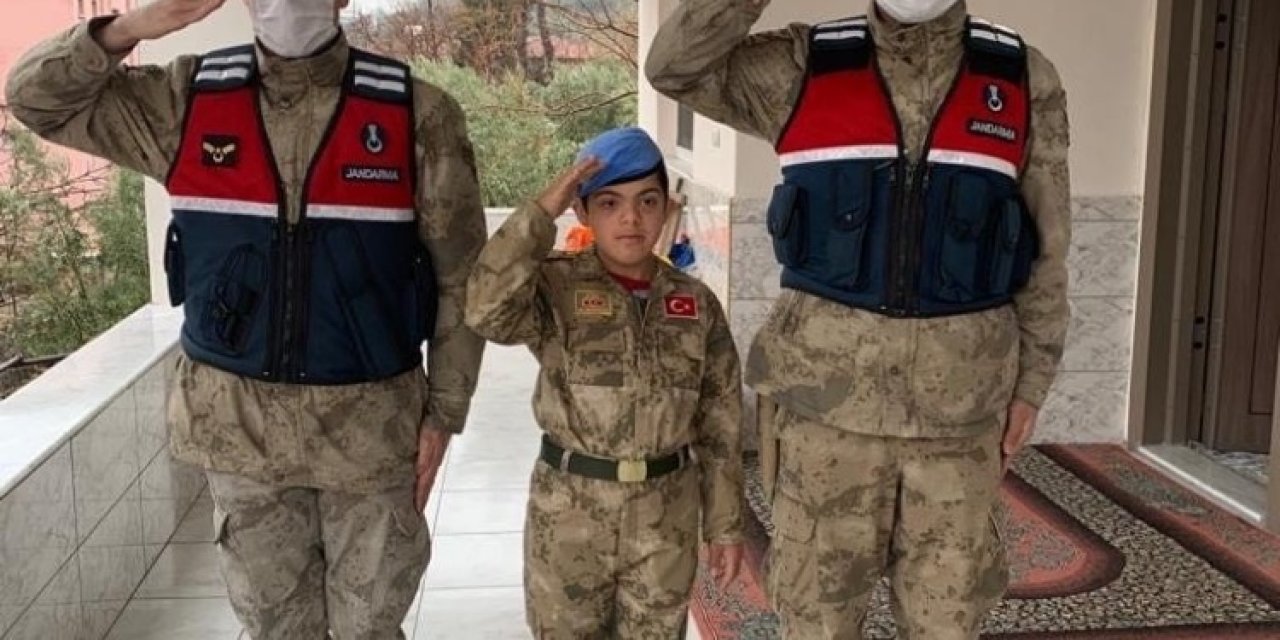 Jandarma’dan Down Sendromlu Çocuğa Üniformalı Sürpriz