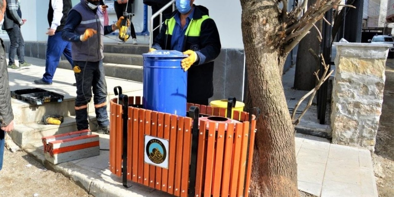 Ergani’de Ana Arterlere 3’lü Çöp Kutuları Yerleştirildi