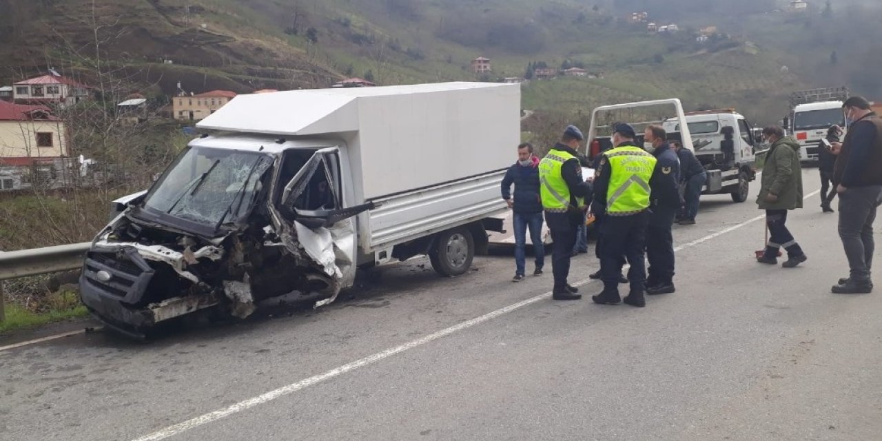 Kızının Cenaze Namazına Giderken Kaza Yaptı: 4 Yaralı
