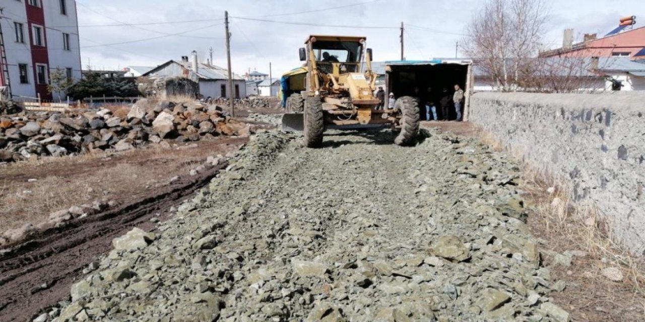 Kars’ta Belediye Yol Yapım Çalışmalarına Başladı