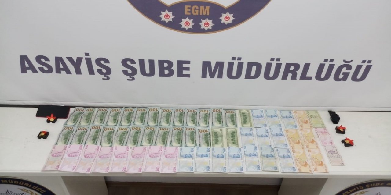 Dolandırıcılar Çaldıkları Altın, Dolar Ve Paralarla Yakalandı