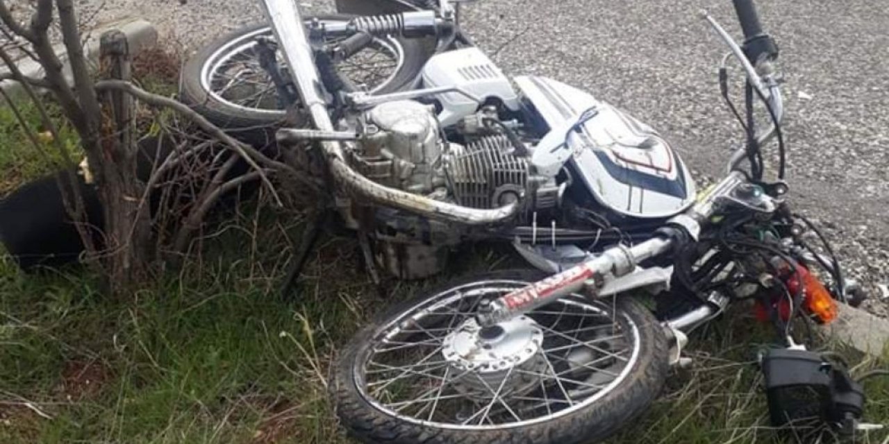 Motosiklet İle Otomobil Çarpıştı: 1 Ağır 2 Kişi Yaralandı