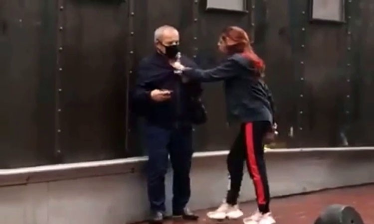 Babası yaşında adamı tekme tokat dövüp başına şişeyle vurdu