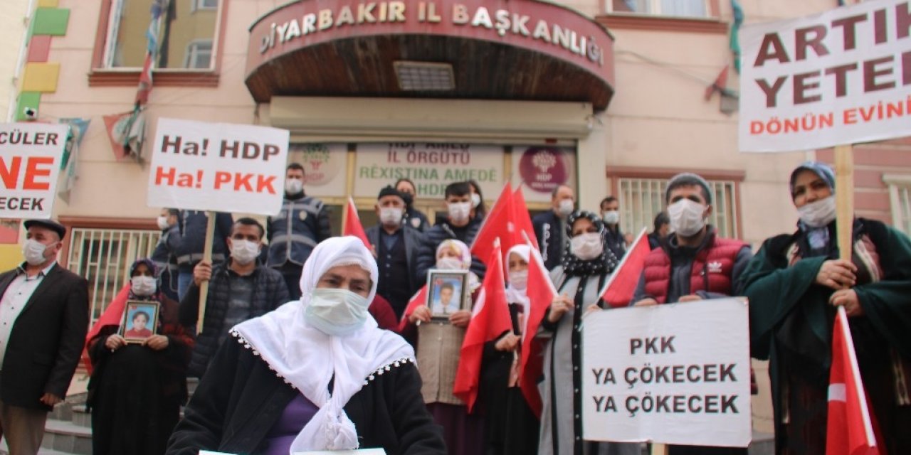 Yürümekte Güçlük Çeken Anne, 2 Çocuğu İçin Evlat Nöbetine Katıldı