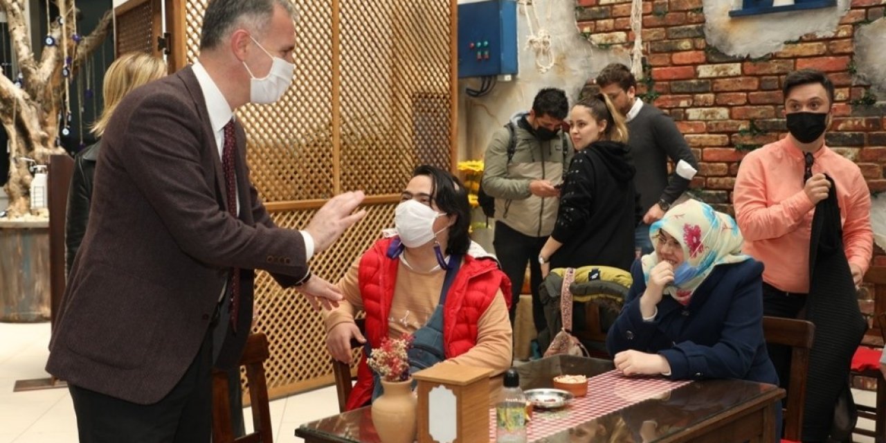 Başkan Taban, Engelli Öğrencilerle Pasta Kesip, Film Seyretti