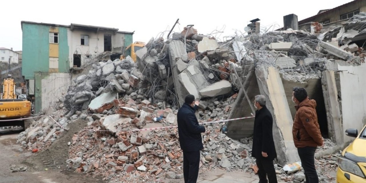 Bitlis Deresi’nin Üstündeki İş Yerlerinin Yıkımı Sürüyor