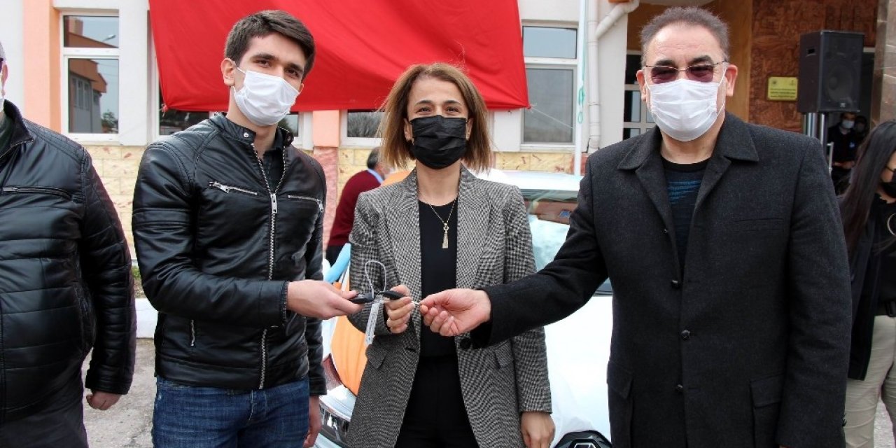 Yks Türkiye Birincisine Okulu Tarafından Otomobil Hediye Edildi