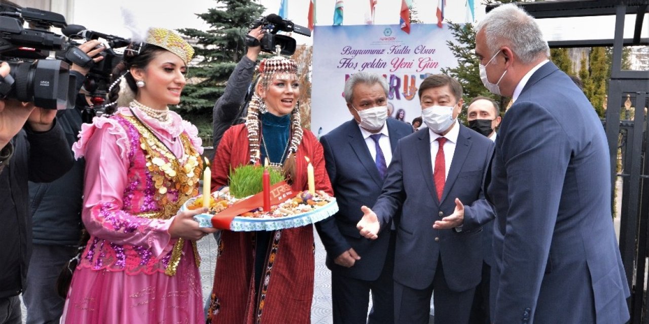 Kültür Ve Turizm Bakanı Ersoy Nevruz Ateşinden Atladı