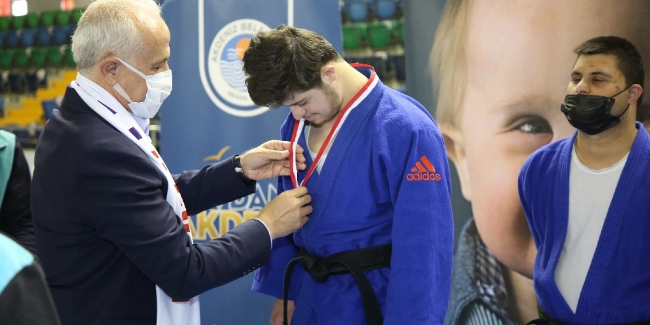 Akdeniz Belediyesinden Down Sendromlu Milli Sporcularla Etkinlik