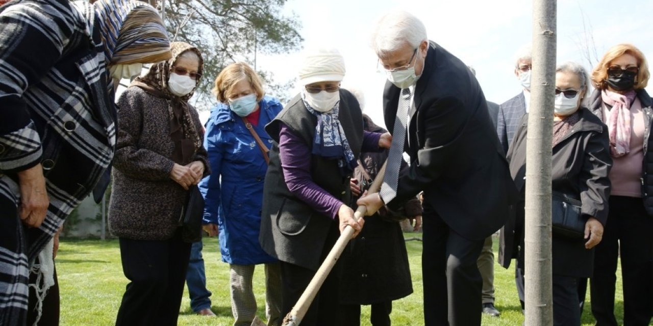 Başkan Erdem, Huzurevi Sakinleriyle Fidan Dikti