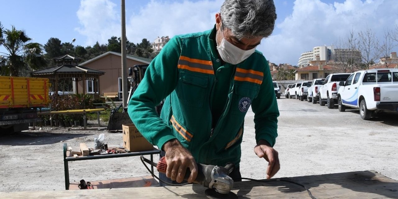 Kuşadası’nda Kent Mobilyaları Usta Ellerde Yeniden Hayat Buluyor