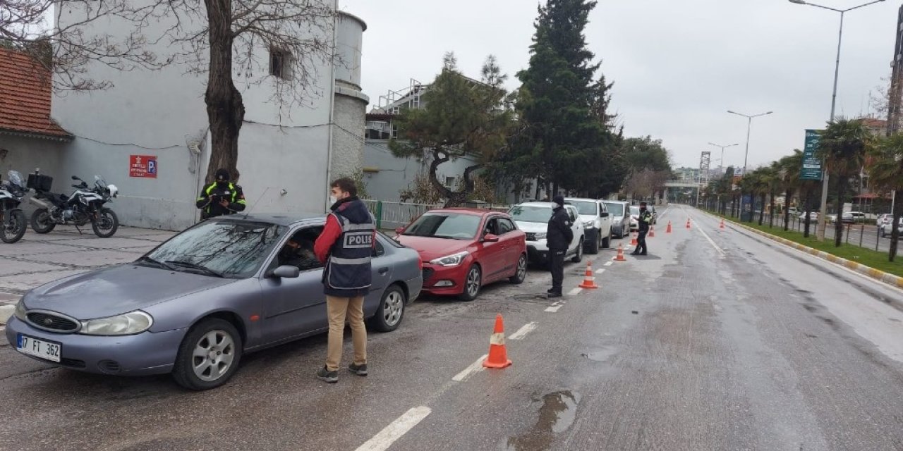 Balıkesir’de Pazar Günü İzinsiz Sokağa Çıkan 541 Kişiye Ceza