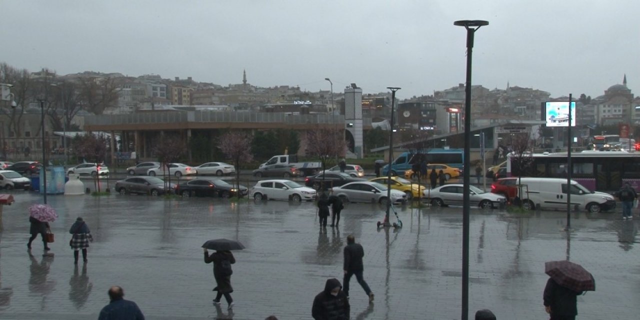 İ̇stanbul’da Gök Gürültülü Sağanak Yağış Başladı
