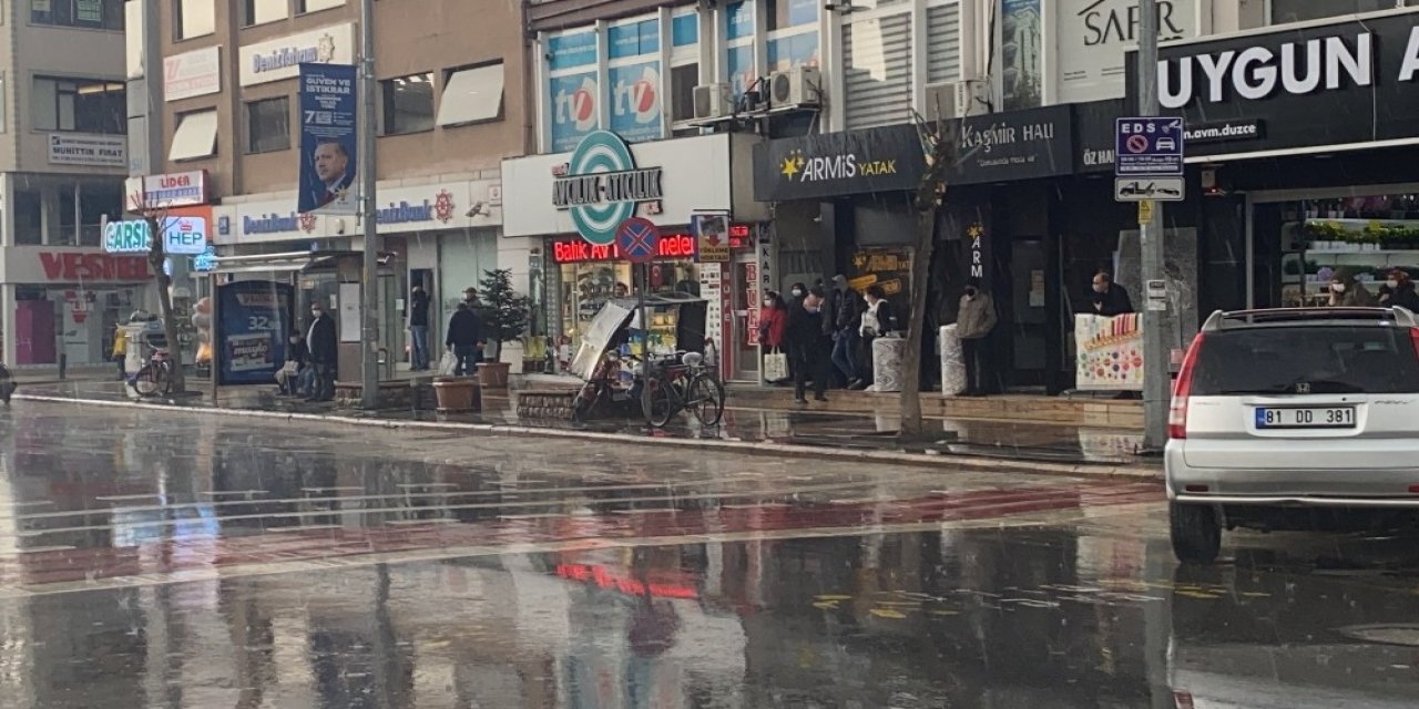 Düzce’de Aniden Bastıran Sağanak Vatandaşları Hazırlıksız Yakaladı